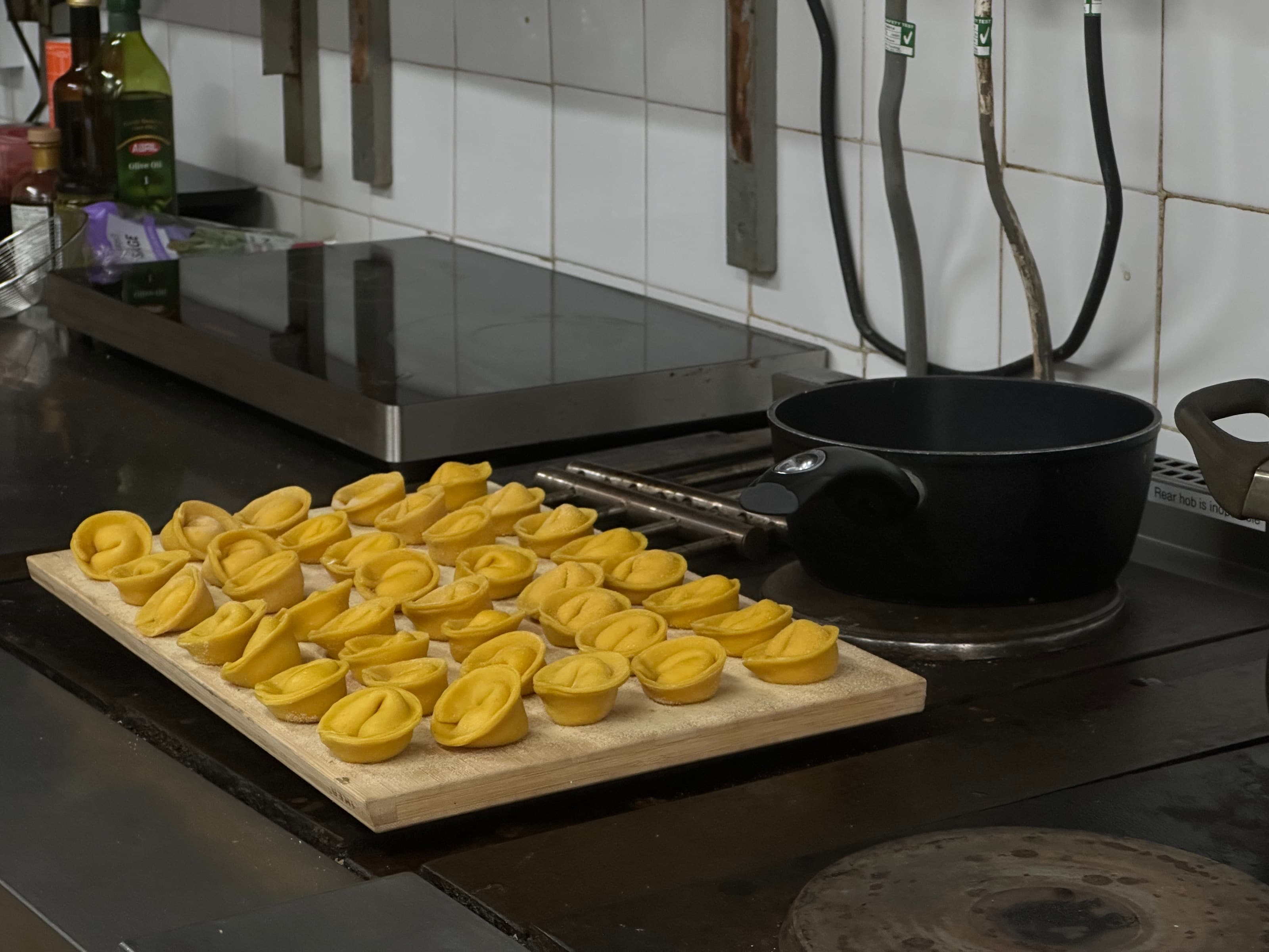Tortellini, Board — filled · floured
