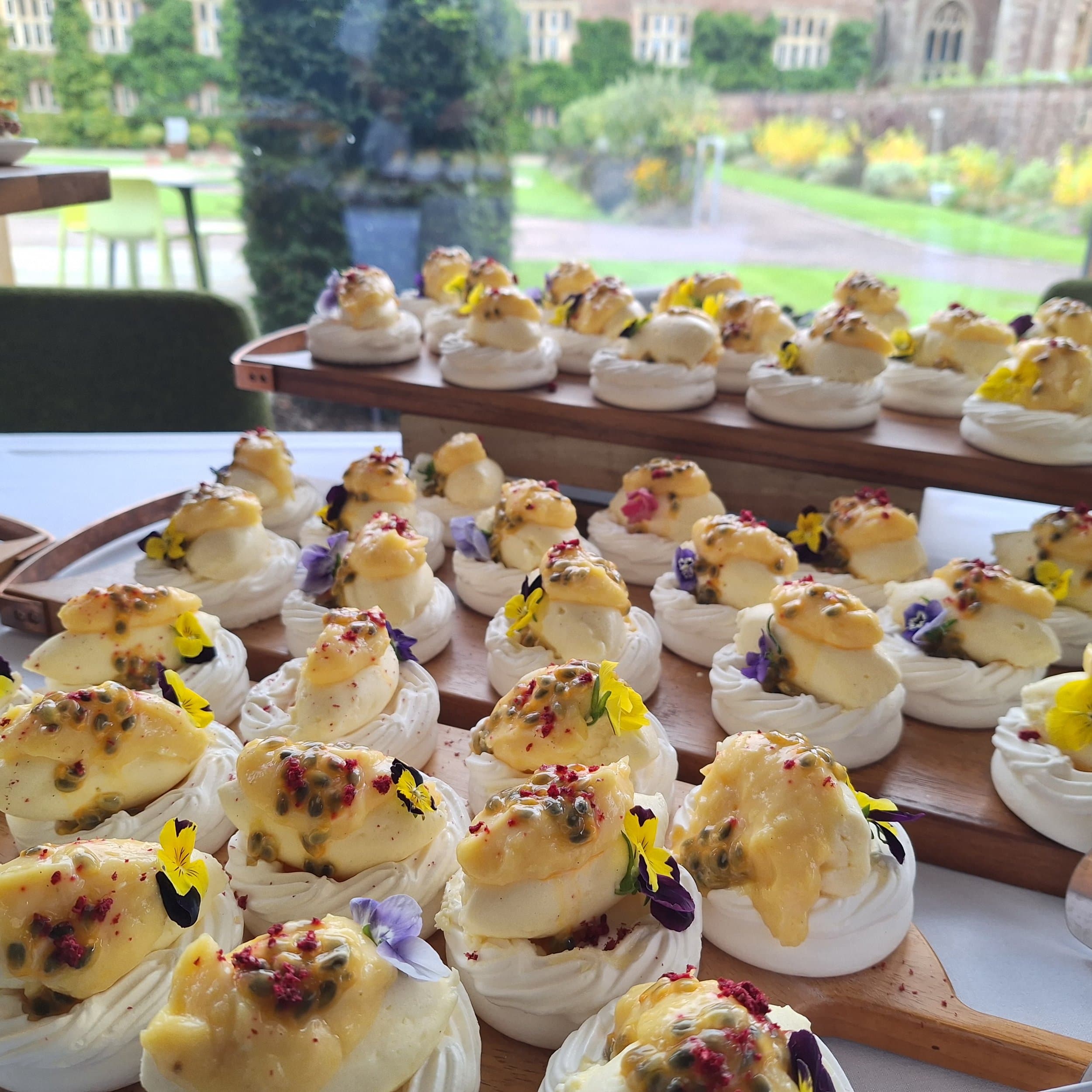 Pavlova — meringue · cream